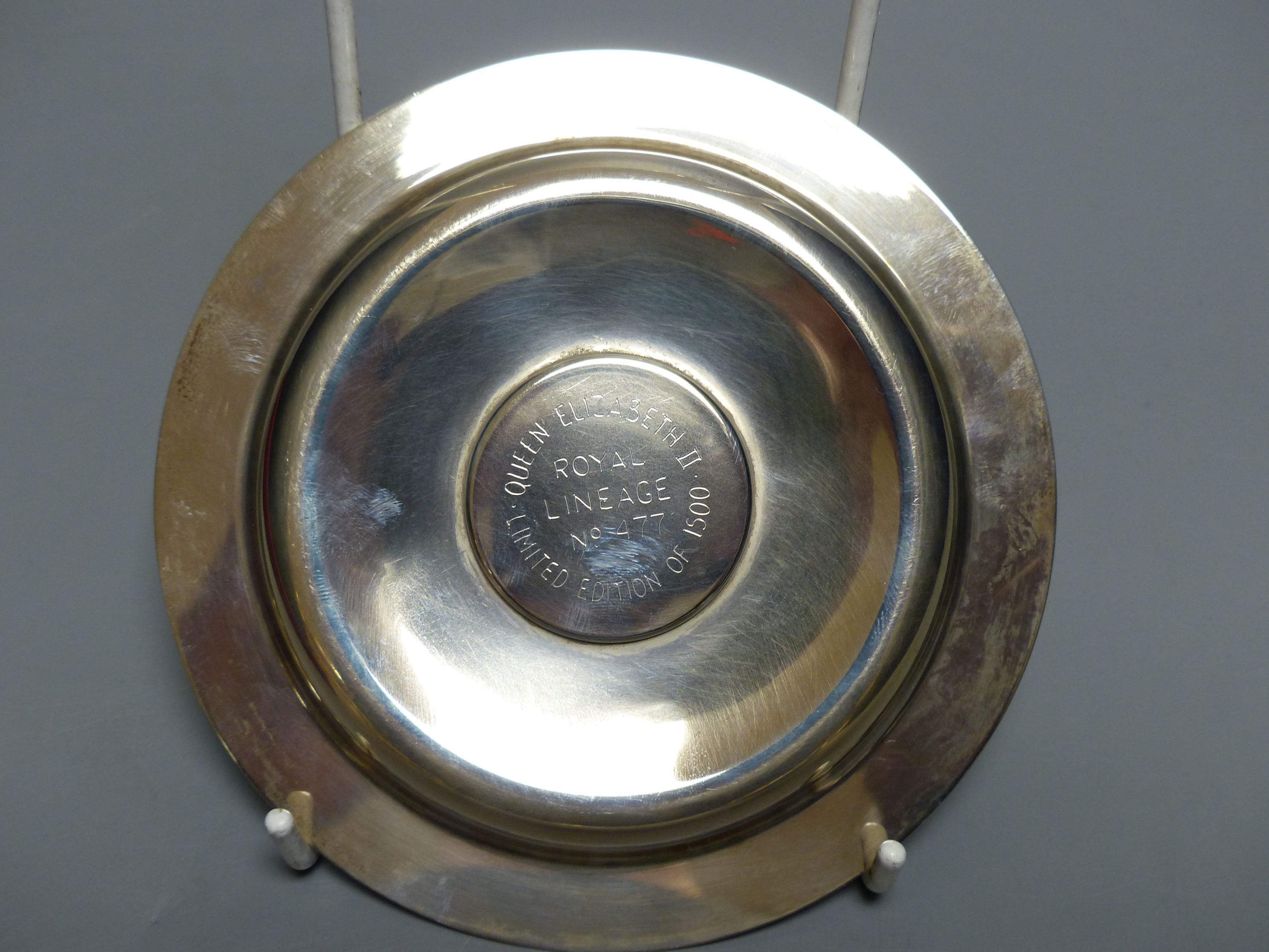 A cased silver QE II silver commemorative dish, London, 1972, 13cm, 4oz.